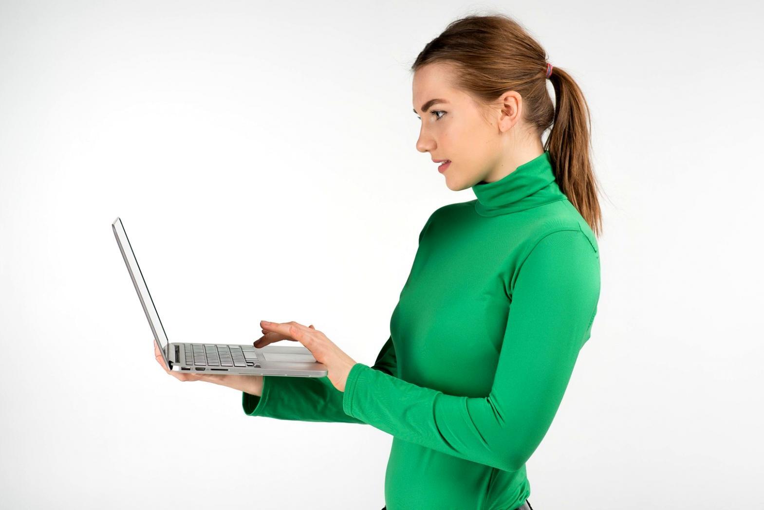 Collaborative learning environment with students reviewing 3D models together